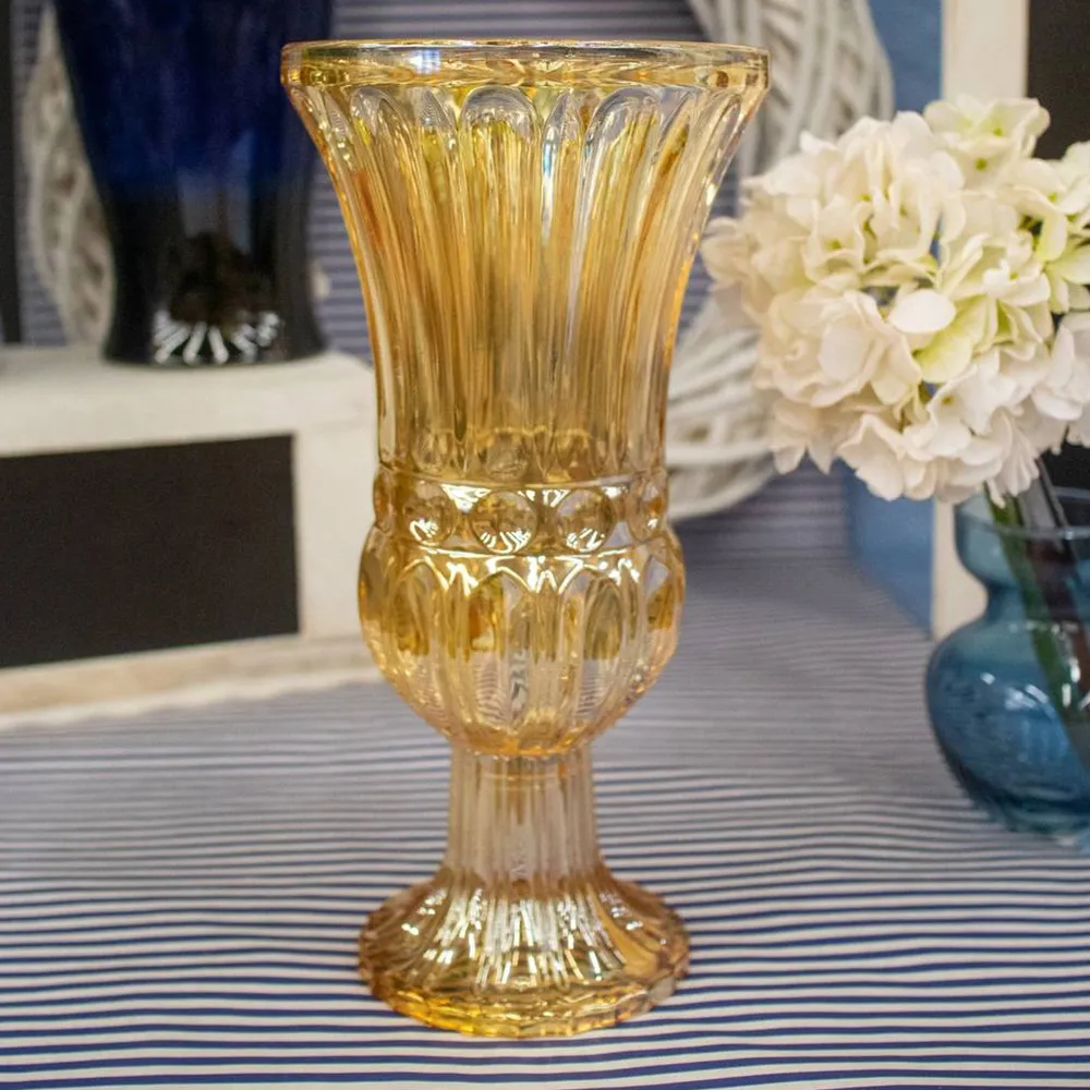 Ваза на ножке из прозрачного стекла в жёлтом цвете