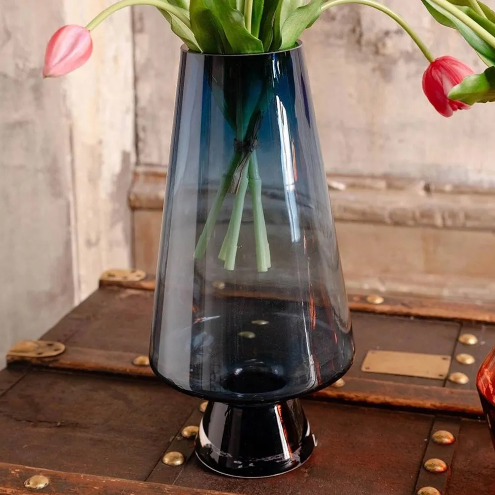 Прозрачная ваза из синего стекла