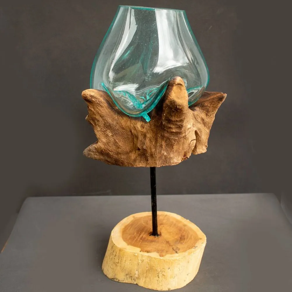 Ваза на ножке из синего прозрачного стекла с использованием деревянных элементов