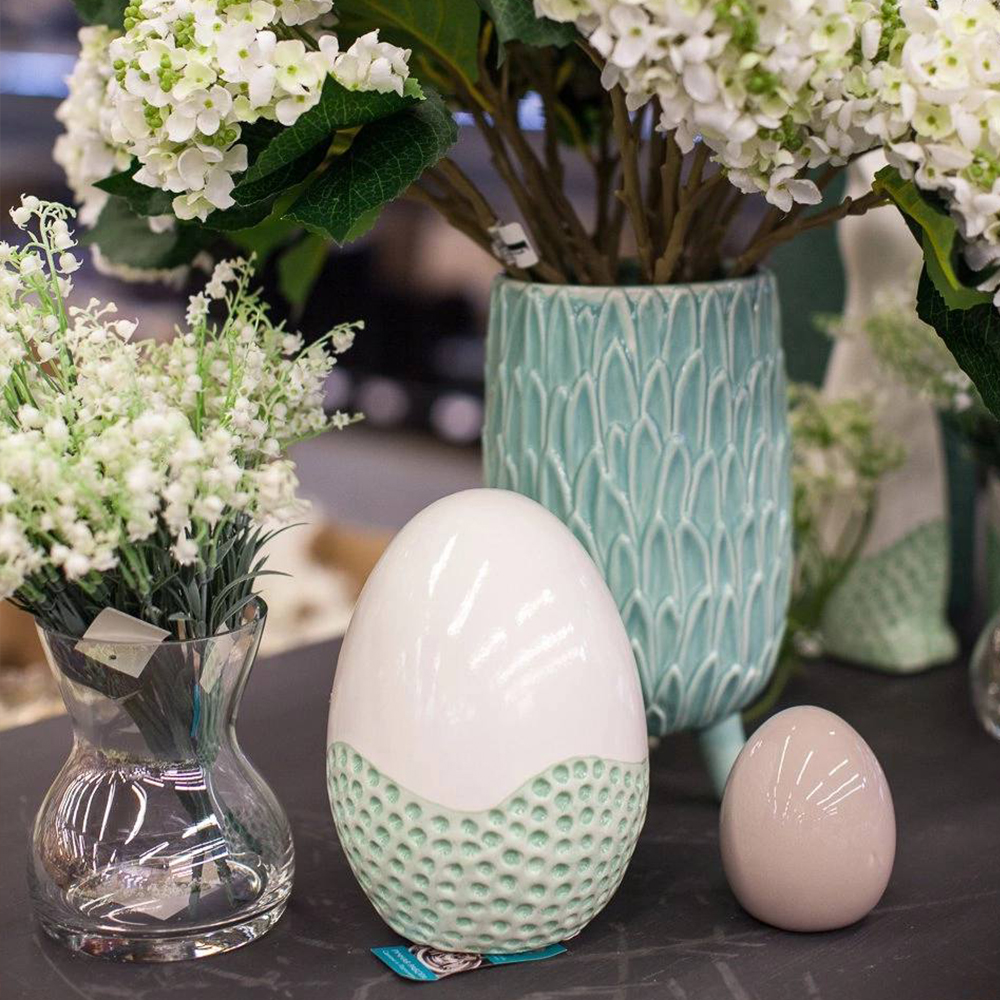 Ваза на ножке из керамики голубого цвета