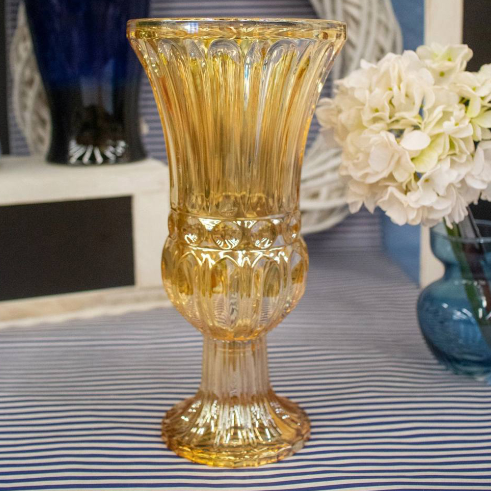 Ваза на ножке из прозрачного стекла в жёлтом цвете