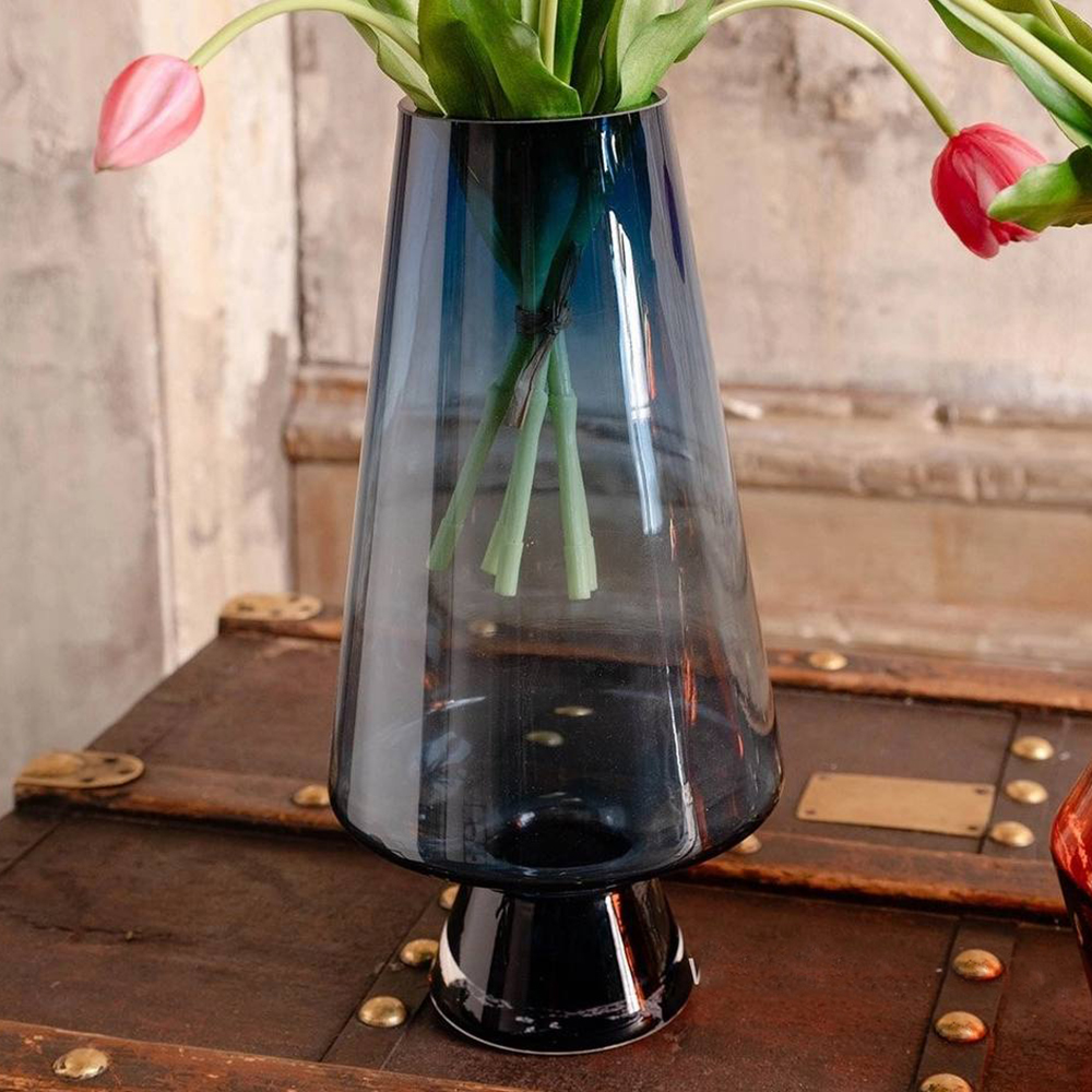 Прозрачная ваза из синего стекла