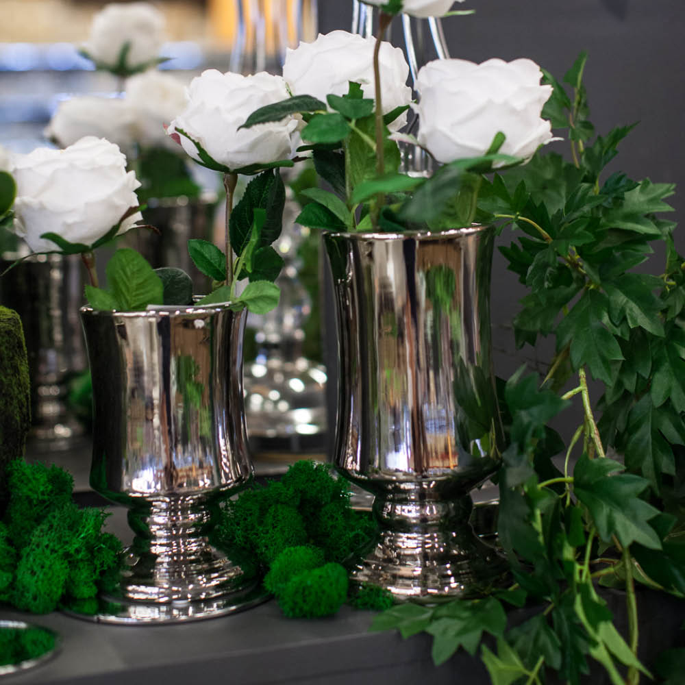 Вазы на ножке серебряного цвета из стекла